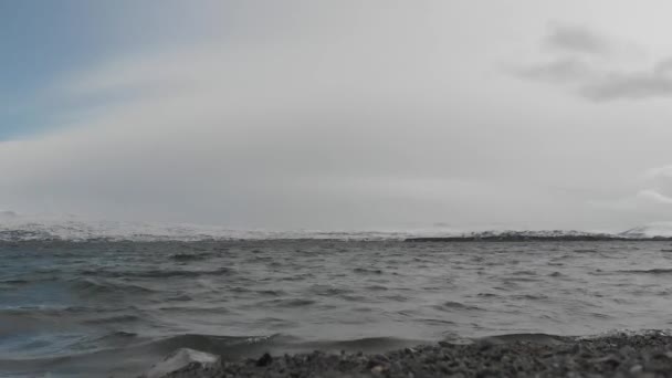 Karlı Dağlar Arasında Soğuk Dalgalı Göl — Stok video