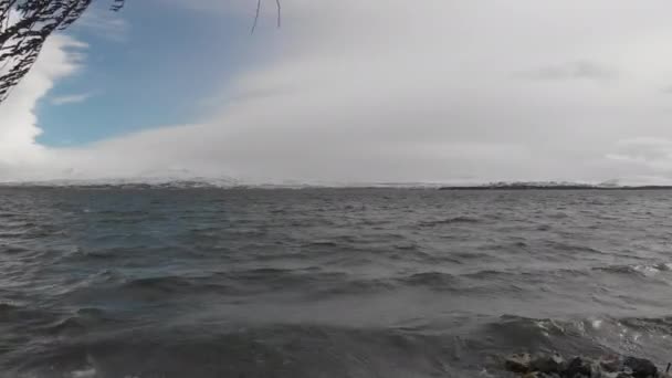 Холодное Волнистое Озеро Между Снежными Горами — стоковое видео