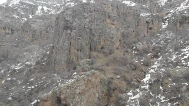 Rocas Grandes Cerca Del Río Salvaje — Vídeo de stock