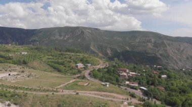 Köye yakın bir dağda yol