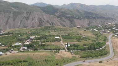 Köye yakın bir dağda yol