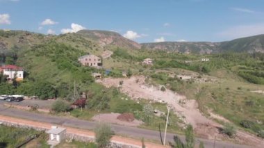 Köye yakın bir dağda yol