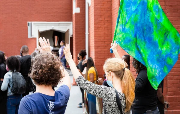 Biali protestujący trzymając znaki na Black Lives Matter Protestu lub rajdu — Zdjęcie stockowe