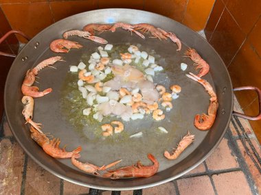 Paella deniz ürünleri pilavlı erişte.