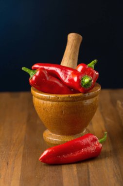 ahşap arka plan üzerinde kırmızı sıcak biber biber