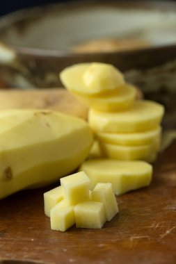 Dilimlenmiş patates görünümünü ahşap tablo