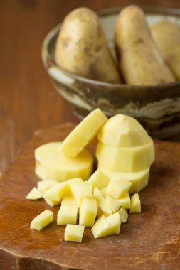 Dilimlenmiş patates görünümünü ahşap tablo