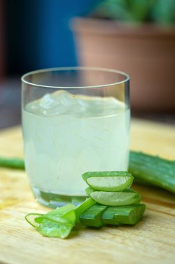 Aloe Vera jel cam ve ahşap masa aloe vera dilimleri