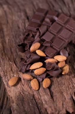 çikolata ve badem fındık ahşap arka plan üzerinde büyük barlar