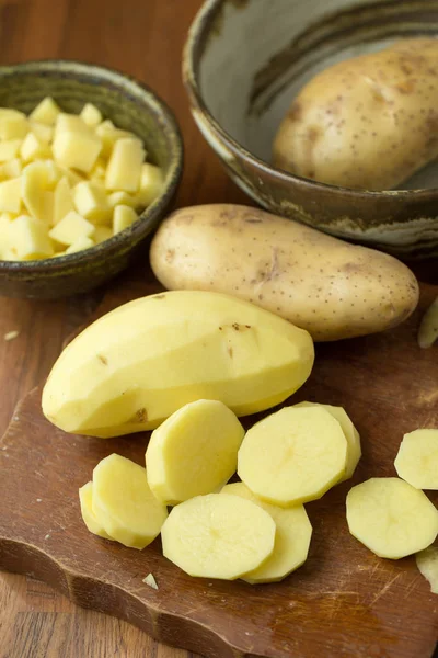 Utsikt Över Skivad Potatis Träbord — Stockfoto