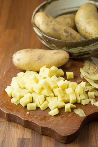 Utsikt Över Skivad Potatis Träbord — Stockfoto