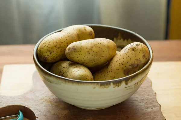 Högen Potatis Skål Träbord — Stockfoto