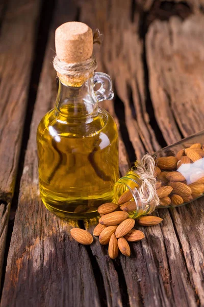 Botella Aceite Almendras Almendras Sobre Mesa Madera — Foto de Stock