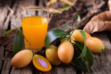 Marian Erik ve bardak suyu eski ahşap zemin üzerine