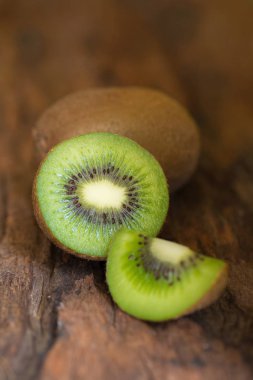 Kivi ve ahşap zemin, seçici odak üzerine yarım kivi.