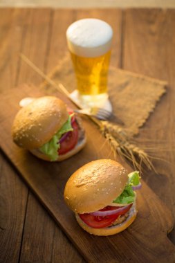 Peynirli hamburger ızgara et, peynir, domates Ahşap yüzeyi ile