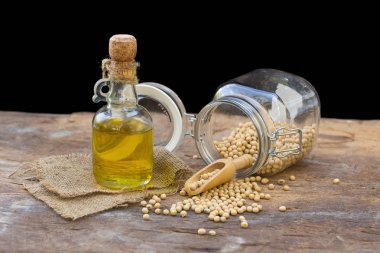 Soya fasulyesi ve soya yağı ahşap tablo.