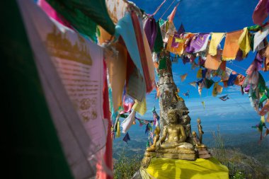 Mantra bayrakları ve Buda heykeli Doi Nork Doi Luang Milli Parkı, Phayao (Tayland, Tarih)