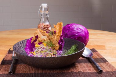 Ahşap masa üzerinde renkli kırmızı lahana salatası