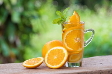 Cam detoks su üzerinde arka plan bulanık turuncu