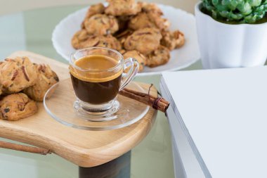 Kurabiye ve kahve espresso fincan badem aromalı.