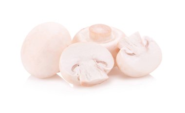 Beyaz arka plan üzerinde izole ham champignon yığını