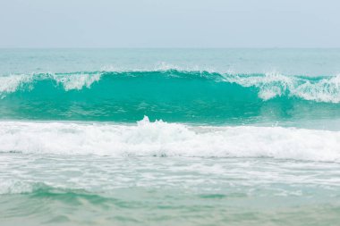 Mavi dalgalı okyanus su doğal görünümü