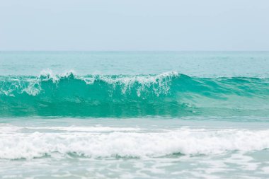 Mavi dalgalı okyanus su doğal görünümü