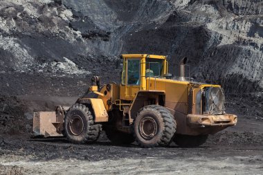 Kömür madeninde çalışan büyük buldozer.