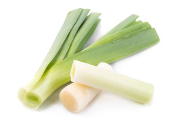 Taze yeşil pırasa beyaz arkaplanda izole