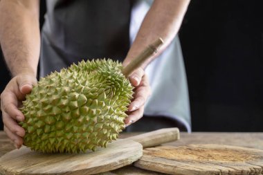 Adam Durain, Kral ahşap tahta üzerinde meyve kesme