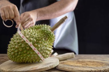 Adam ölçüm bandı Durain, meyve kral etrafında kaydırma