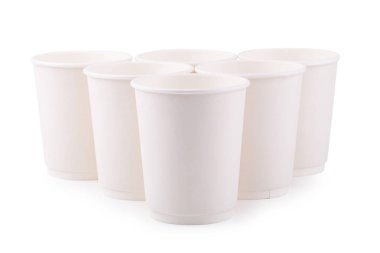 Beyaz arka plan üzerinde izole paket servisi olan restoran beyaz kağıt kahve kupaları