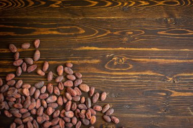 Eski doğal ahşap zemin üzerine kakao çekirdekleri