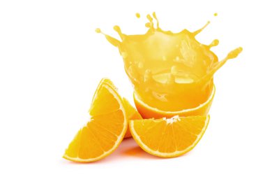 Beyaz arka plan üzerinde izole portakal suyu sıçramasına ve portakal dilimleri