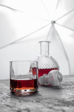 Şişe viski ve viski taş masada buzlu cam