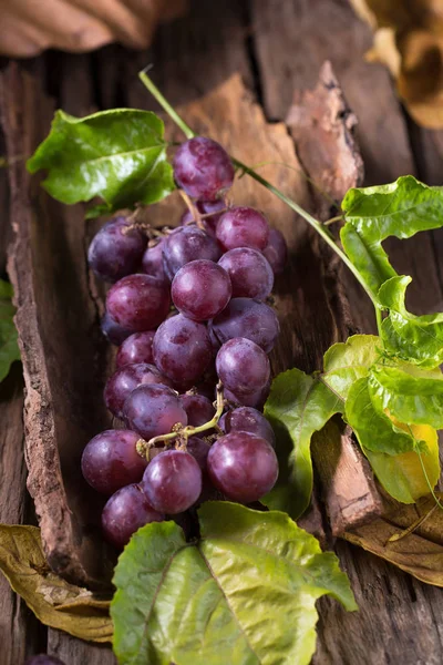 Bunches Uvas Vermelhas Maduras Frescas Fundo Madeira — Fotografia de Stock