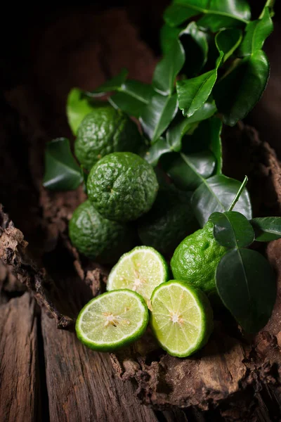 eski ahşap masa arka plan üzerinde taze bergamot