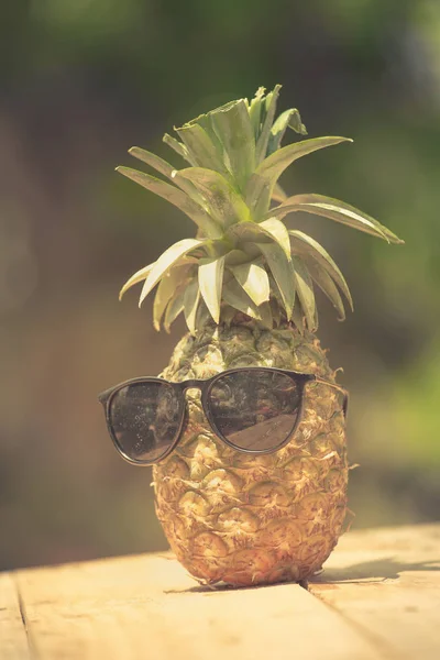 Trendige Ananas Mit Hipster Sonnenbrille — Stockfoto
