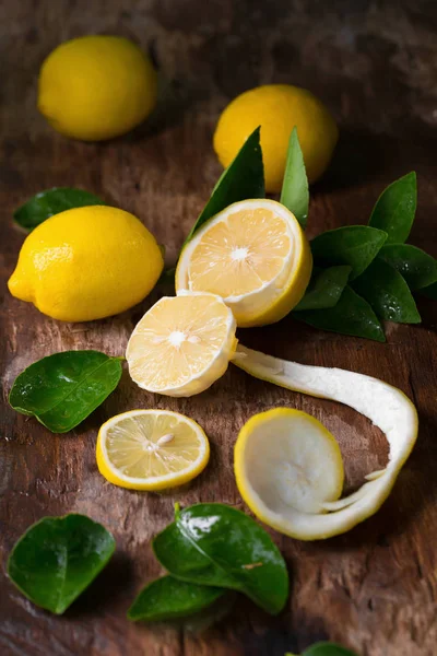 Свежие Спелые Очищенные Лимоны Темном Винтажном Фоне Дерева — стоковое фото