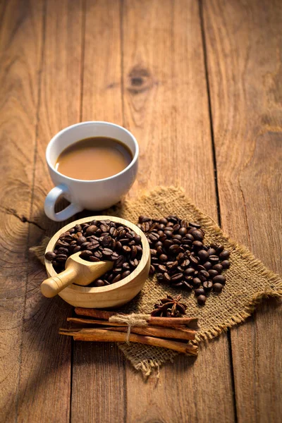 Taza Café Granos Café Sobre Fondo Madera — Foto de Stock