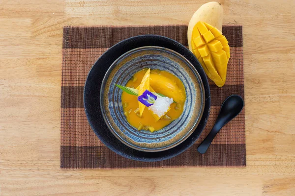 Słodkie Żółte Mango Pudding Drewnianym Stole — Zdjęcie stockowe