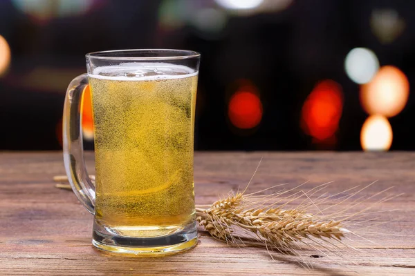 Copo Cerveja Dourada Mesa Madeira — Fotografia de Stock