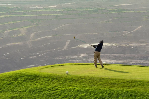 Golfista Bít Míč Klubem Krásném Golfovém Hřišti — Stock fotografie