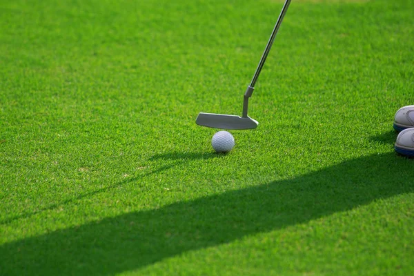 グリーンを入れて女性ゴルフ選手の足 — ストック写真