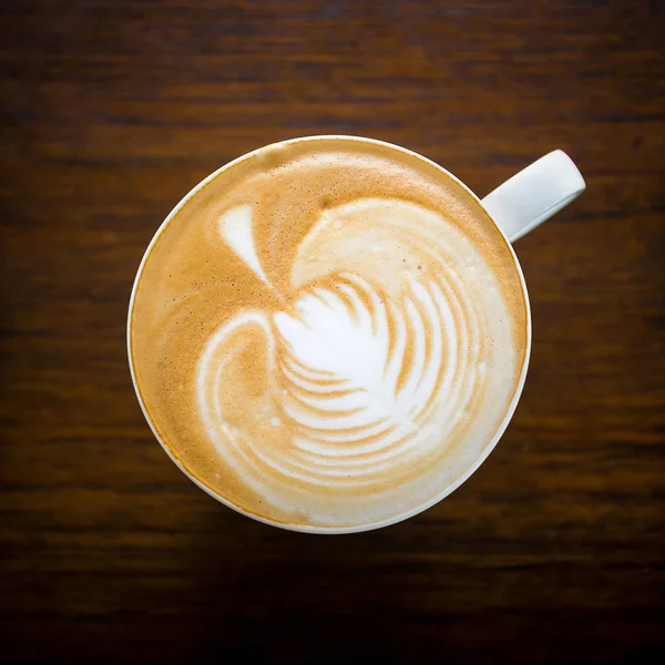 latte sanat ahşap arka plan üzerinde kahve fincan