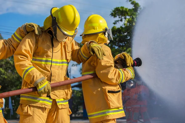 Пожарные Распыляют Воду Баллонах Сжиженного Газа — стоковое фото