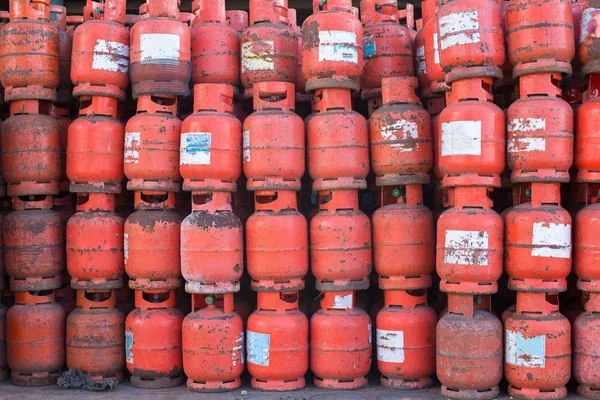 Tehlike gaz şişeleri yığını.