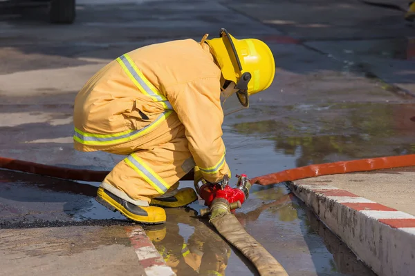 Пожарные Распыляют Воду Баллонах Сжиженного Газа — стоковое фото