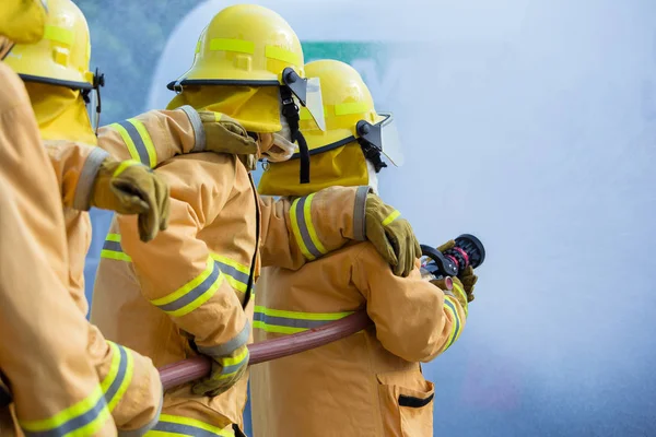 Pompieri Che Spruzzano Acqua Nei Serbatoi Gas Gpl — Foto Stock